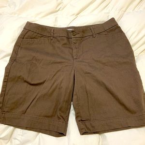 16petite brown shorts with pockets